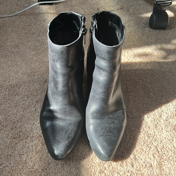 Rockport pointed heeled black leather booties, size 7.5, well worn - Picture 4 of 8